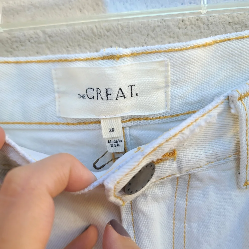 The GREAT. | The Easy Cut Off Denim Short in Bleach Wash Size 26 - Picture 4 of 8